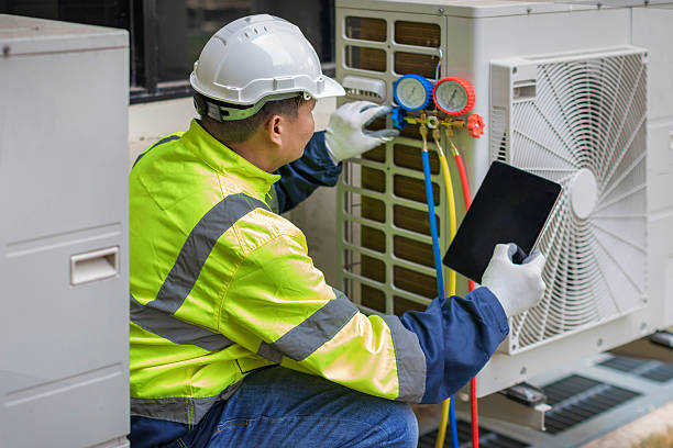 Professional Hvac technician working in Hallandale, FL